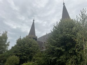 Историите се разгръщат под лазурен балдахин