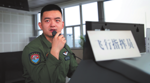 Пилот на транспортен самолет лети високо в PLA