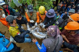 Индонезийски спасители изваждат тела след свлачището на Ява, 72 все още са в неизвестност