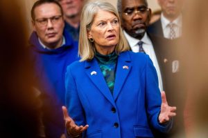 Тръмп казва, че може да наложи мита на държави, които не подкрепят американския контрол върху Гренландия