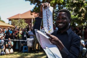 Президентът на Уганда Йовери Мусевени печели седми мандат на избори, помрачени от твърдения за измама