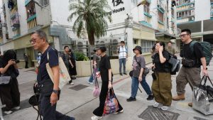 Жителите оставят молитви и цветя на третия ден след завръщането си в съда Wang Fuk